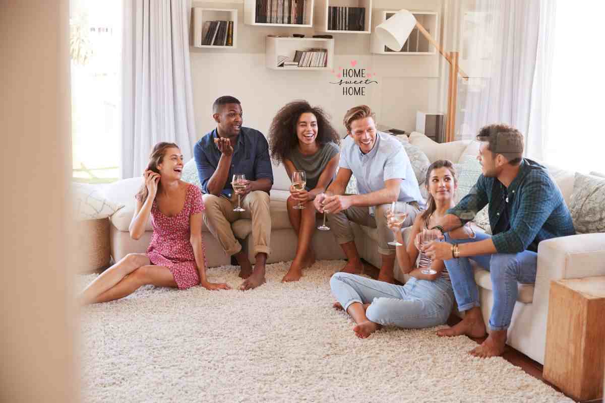 Amici a casa che chiacchierano