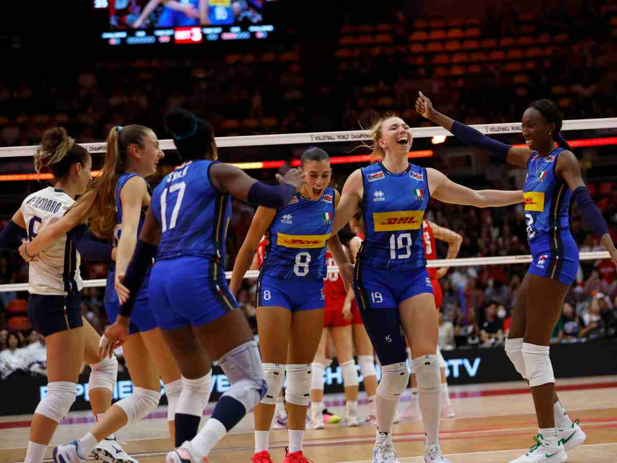 le ragazze dell'ItalVolley esultano dopo essere arrivate in finale mondiale