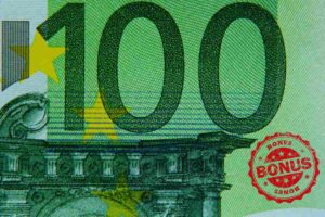 banconota da 100 euro con la scritta bonus