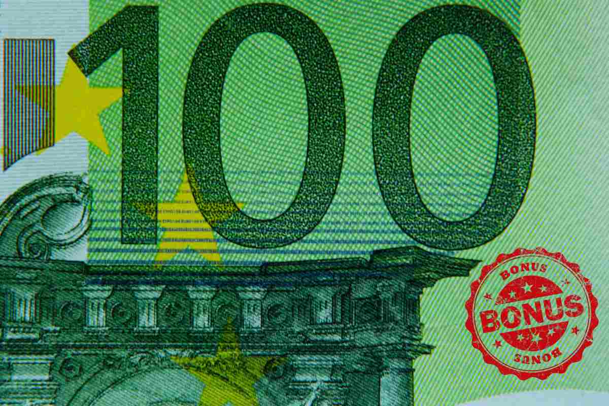 banconota da 100 euro con la scritta bonus