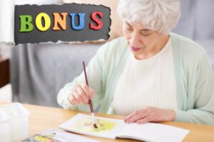 donna anziana disegna con acquarelli a fianco la scritta bonus