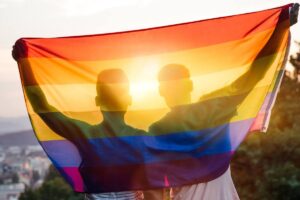 due ragazzi e una bandiera arcobaleno